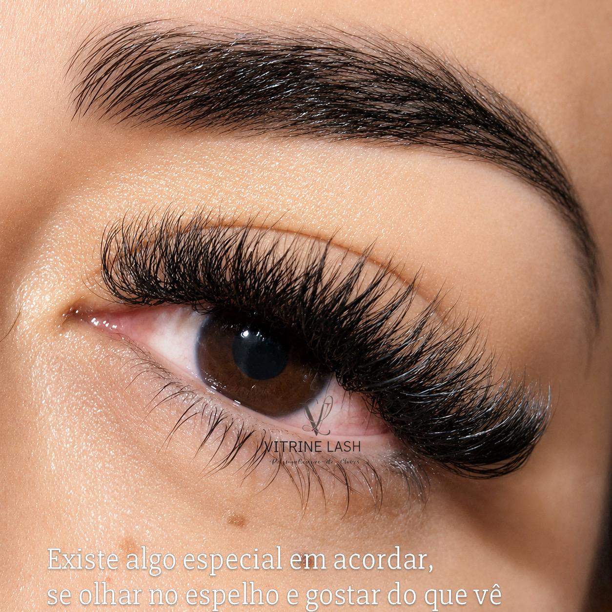 Detalhe de extensão de cílios com marca Vitrine Lash